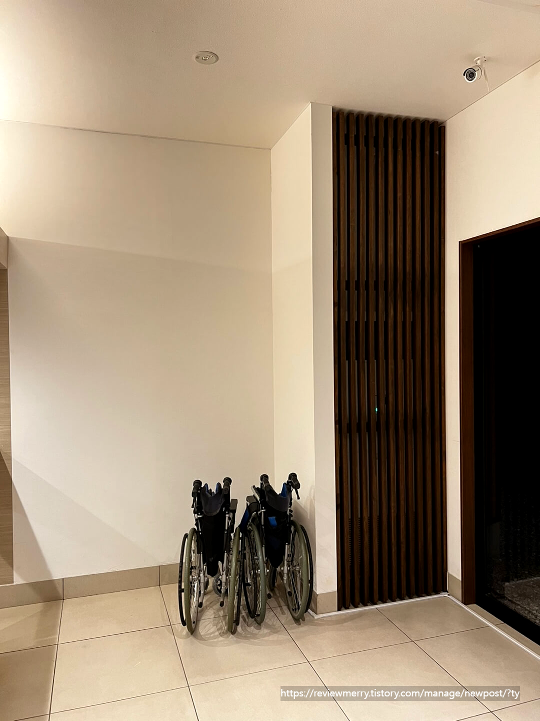 로비 휠체어 사진