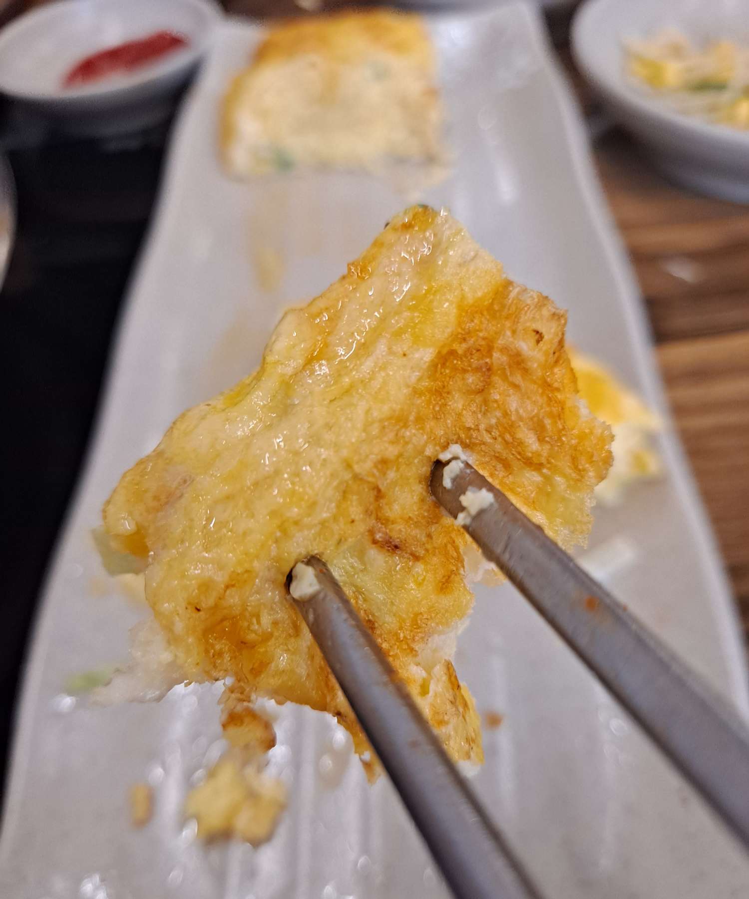 젓가락으로 달걀말이 찍다