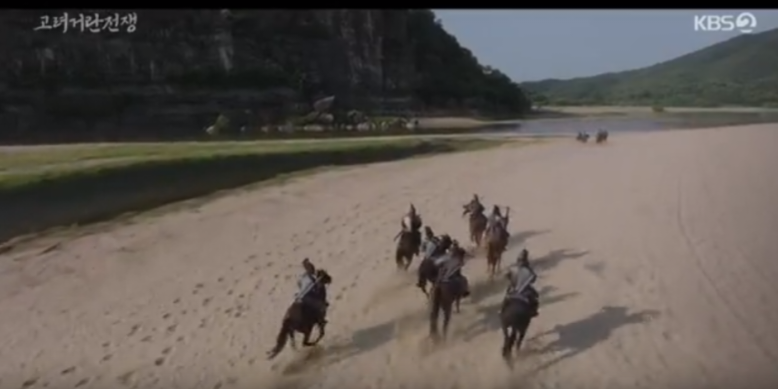 드라마속 역동적으로 달리는 말들과 옆으로 보이는 단양 북벽