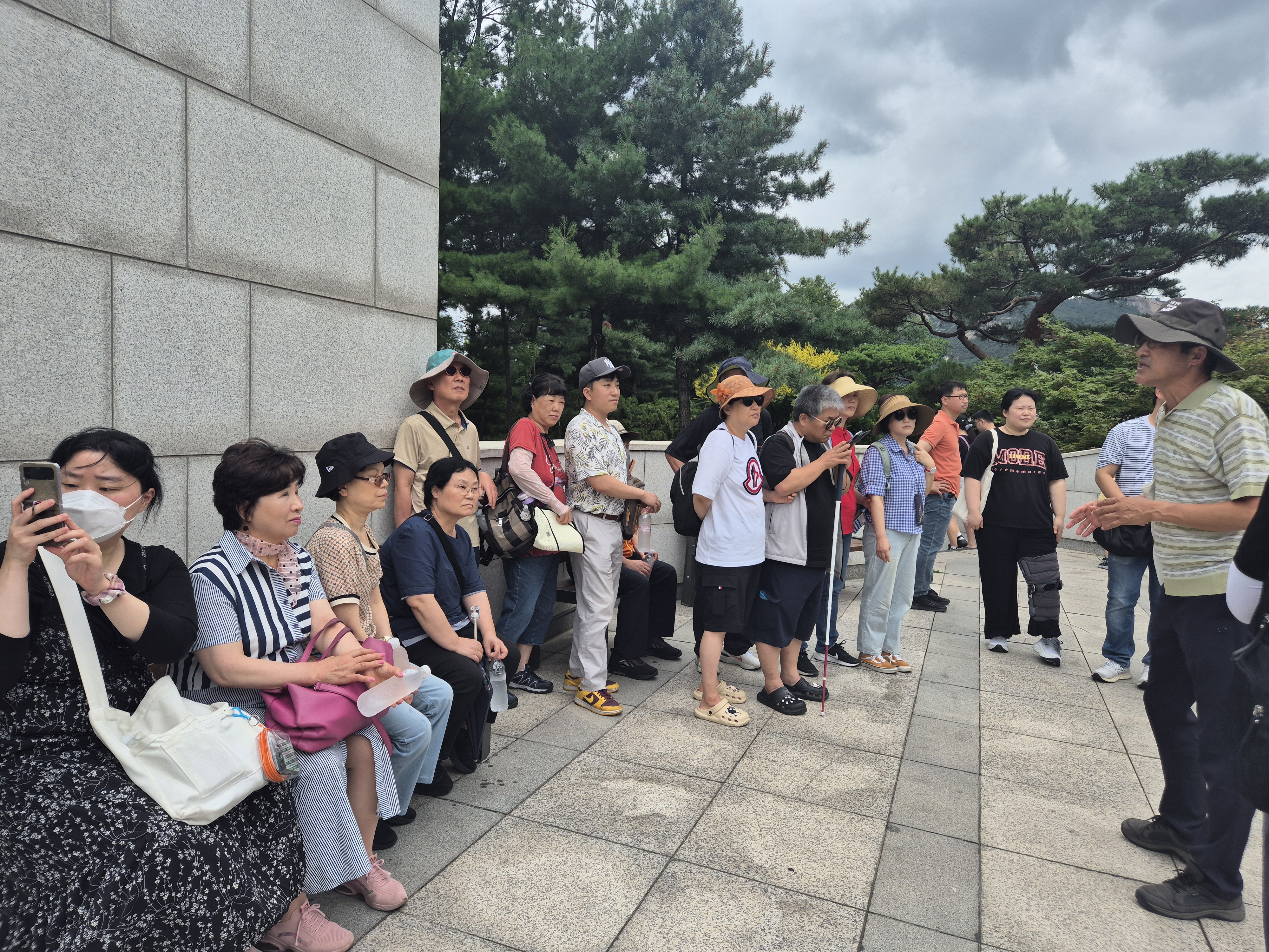 현장해설사의 설명을 듣는 모습