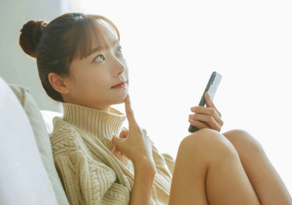 고민하는 여성