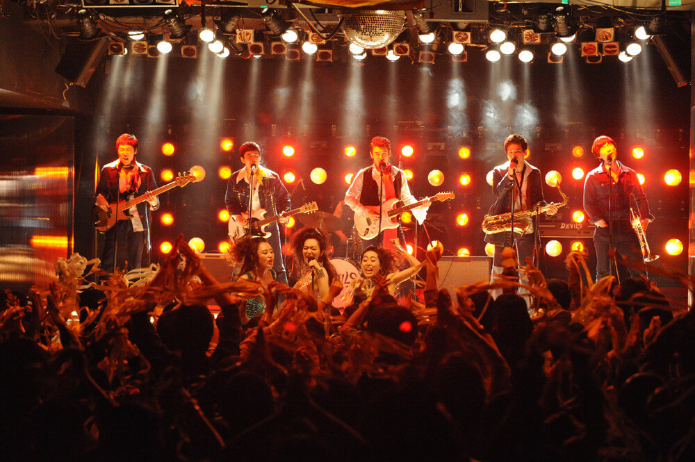 데블스 5인조가 노래하는 모습 속 열광하는 관객들