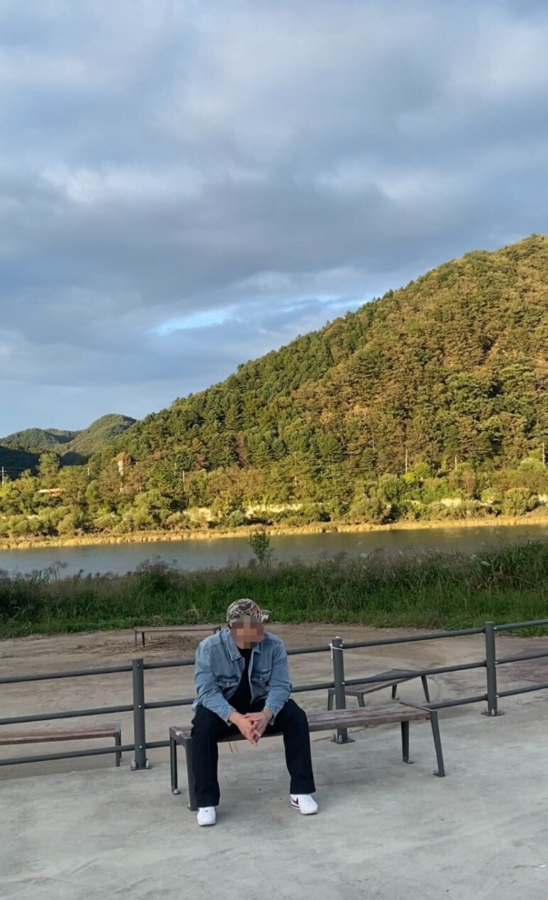 데일리룩(오뭘입) 러프킹즈 카모볼캡, 무탠다드 연청 데님 재킷, 무탠다드 카고 바지 블랙, 스투시 반팔, 나이키 코르테즈, 남자데일리룩, 남자데일리코디, 남자데일리패션