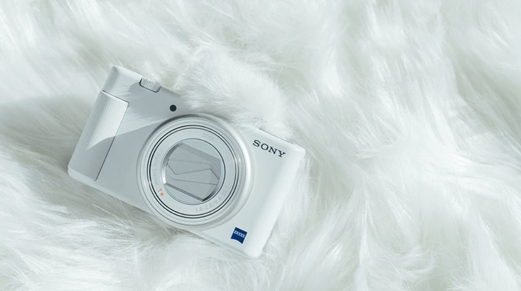 소니 카메라 ZV-1이 놓여져있는 모습