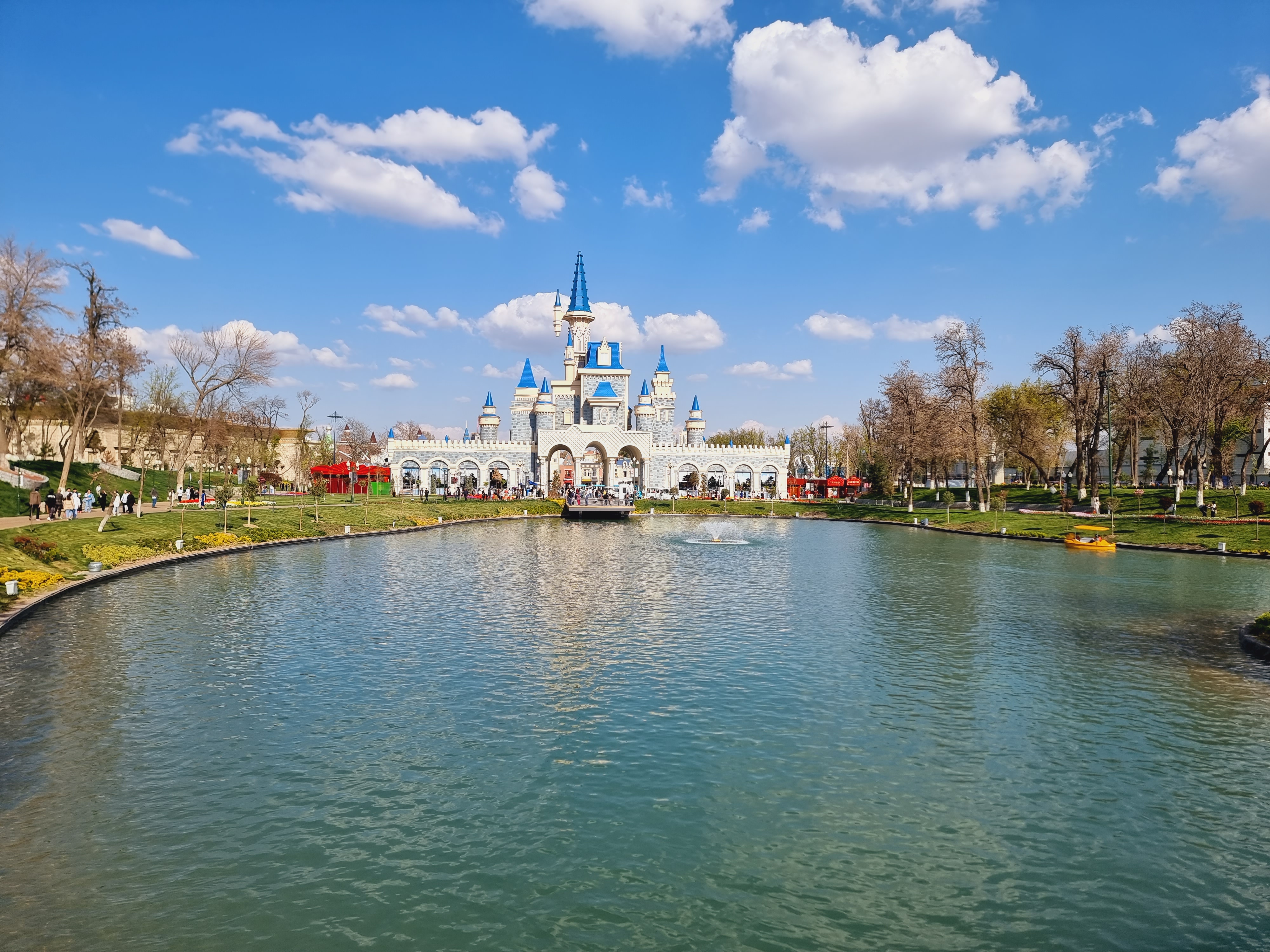 공원에서 바라본 매직시티 디즈니성