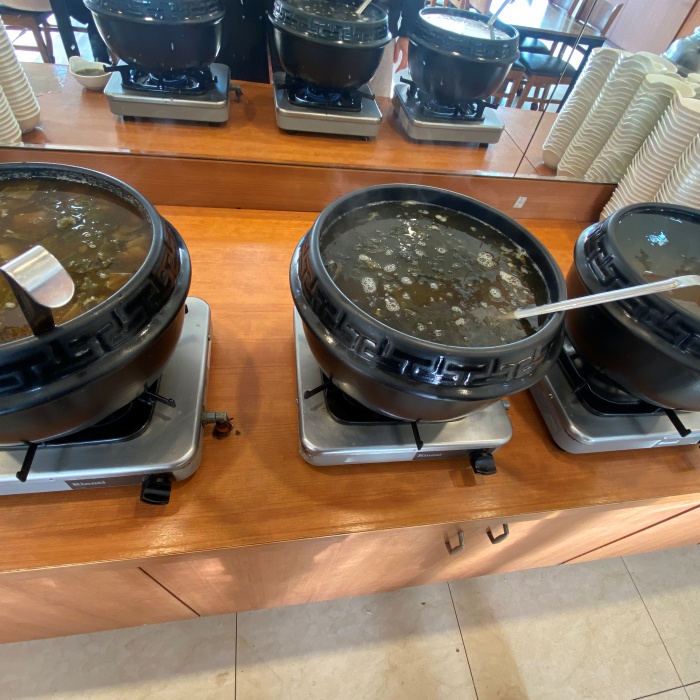 된장국과 미역국, 숭늉이 각각의 도자기 솥에 담겨 있습니다.