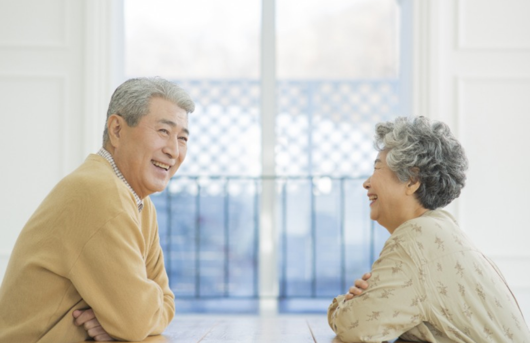 서로를 마주보며 웃고 있는 노부부