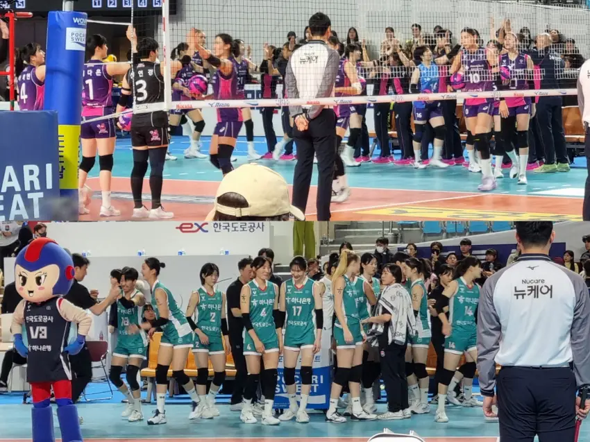 흥국생명 핑크스파이더스와 한국도로공사 하이패스 선수들이 코트에 들어오는 모습입니다.