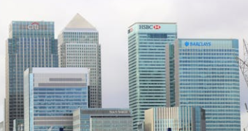 은행 빌딩이 나란히 모여있는 모습