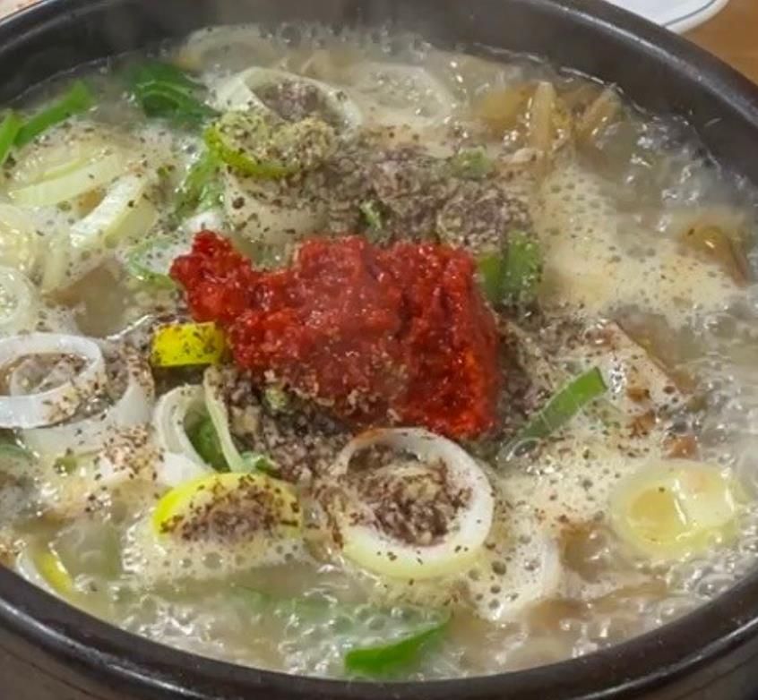 방금 끓여서 나온 6시내고향 충주무학시장 시래기순대국밥