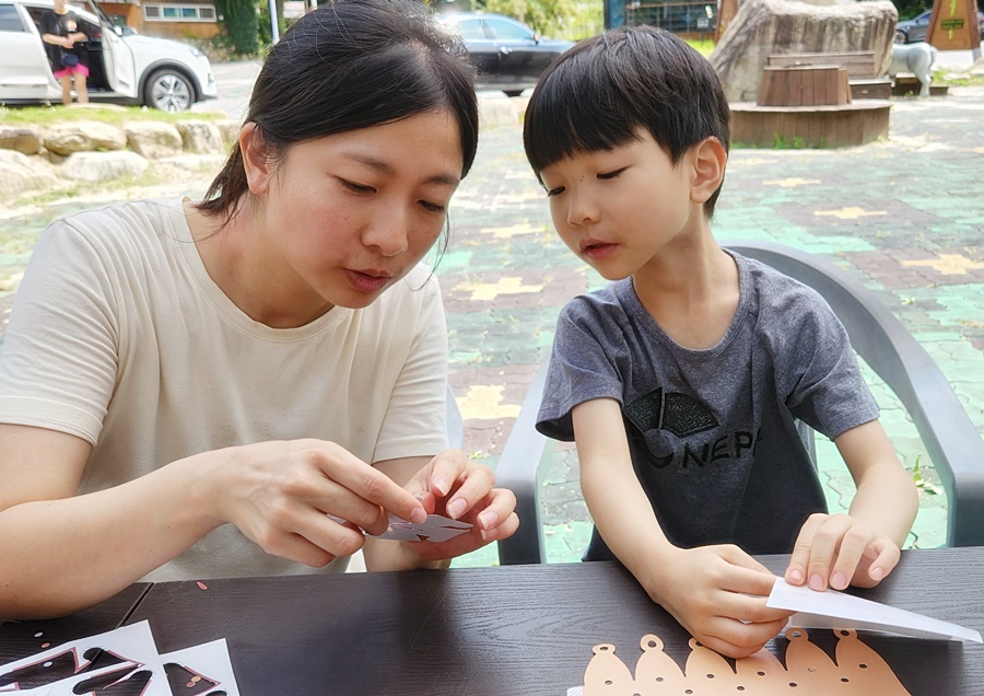 목걸이를 같이 만드는 미루와 쿠웅이