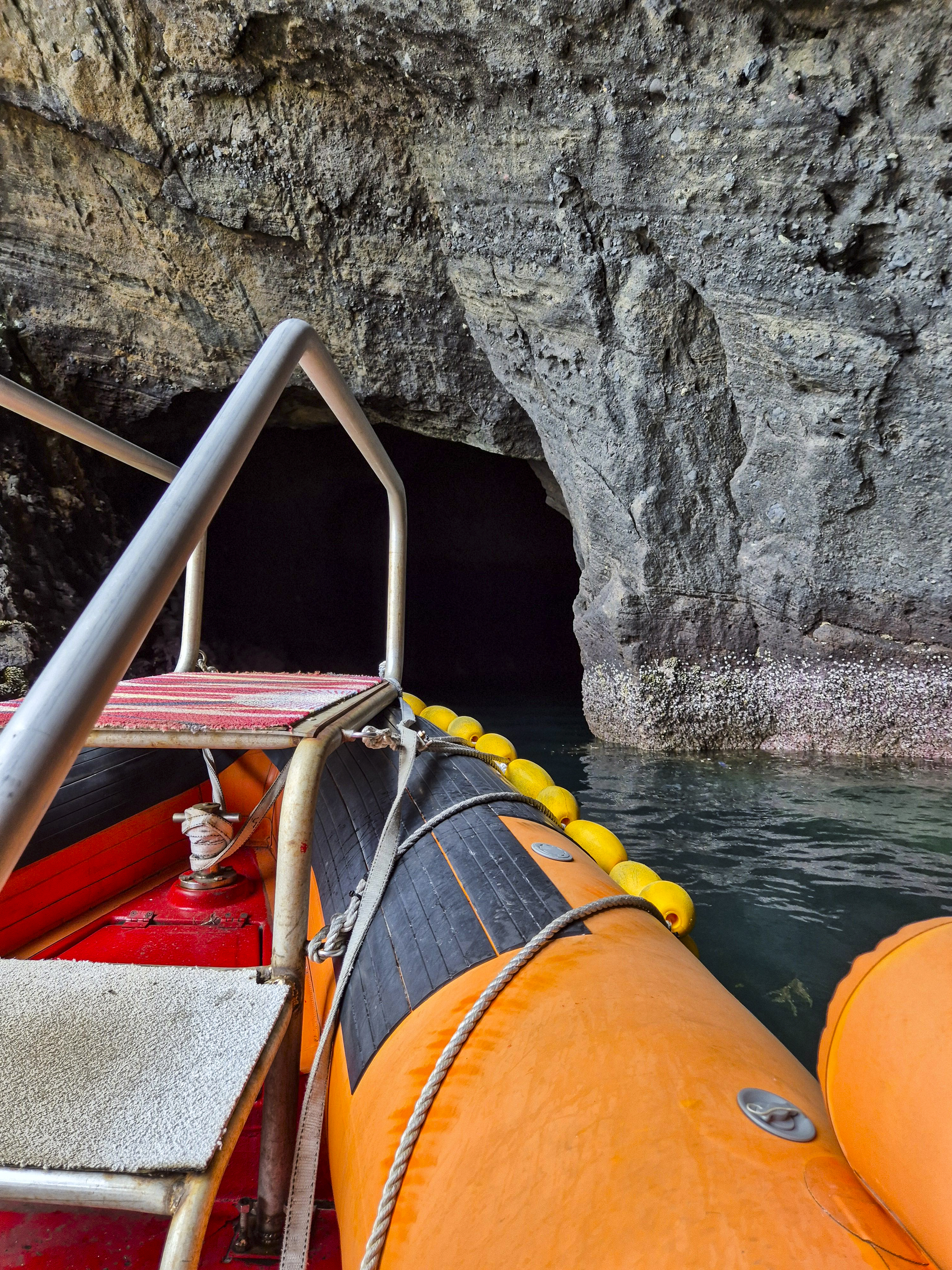 동굴로 들어가는 보트