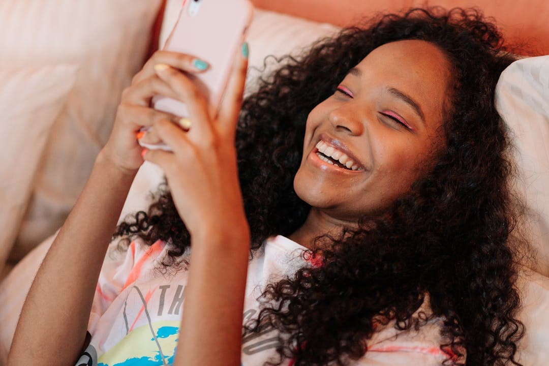 챗GPT를 사용하며 웃고 있는 여성&amp;#44; AI 서비스에 만족하는 모습