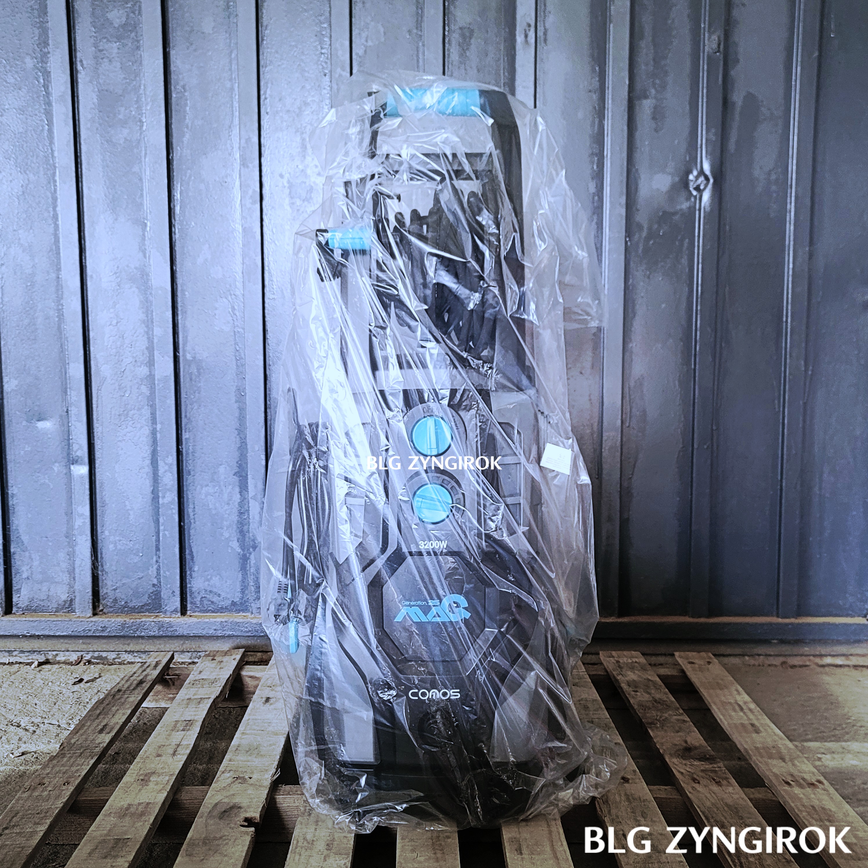 코모스 고압세척기를 상자에서 꺼내 세워둔 모습이다.