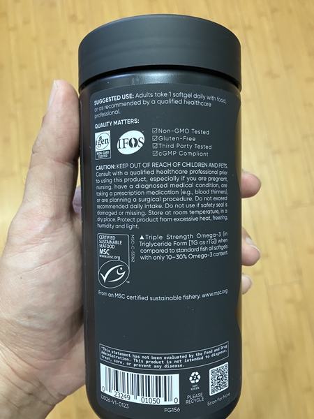 스포츠리서치 트리플 스트렝스 오메가3 뒷면 라벨 &ndash; 복용법&amp;#44; 품질 인증 마크&amp;#44; 주의사항 표기