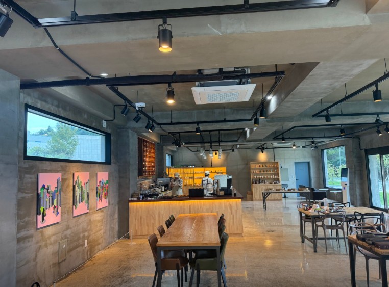 6시내고향 남원 도자기카페 소금 김부각 카페 내부 모습