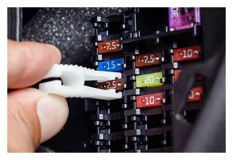 퓨즈-교체시-핀셋이용하기