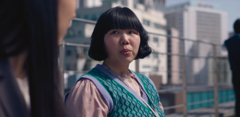 어느 옥상에 벤치에 앉아 단발머리에 뚱뚱한 체형을 가지고 있는 드라마 마스크걸의 유상순 캐릭터