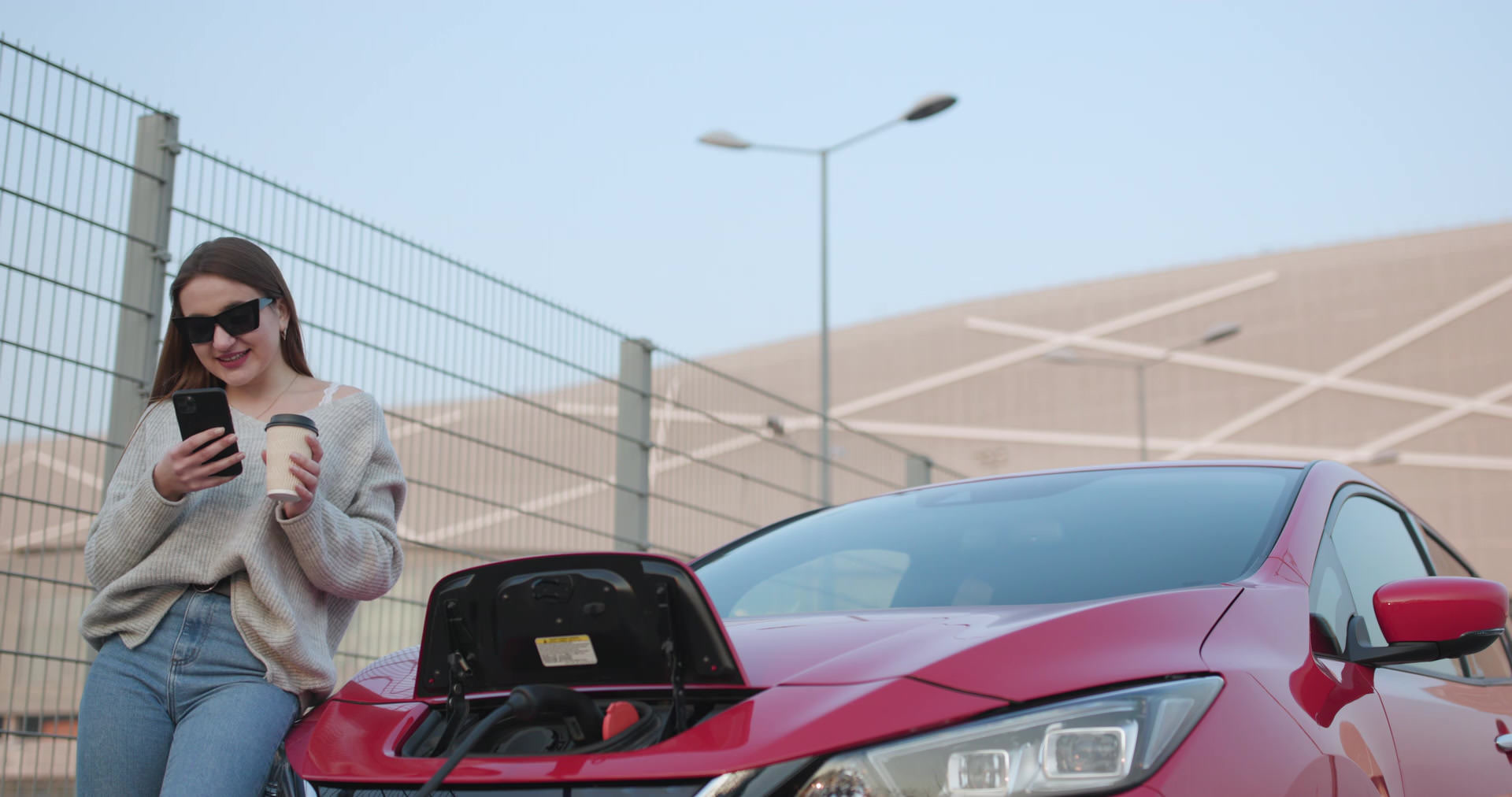 디젤자동차에 연료를 주입중인 사람