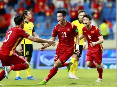 태국전- 붉은유니폼을 입은 태국선수들이 뛰어가며 기뻐하는 모습