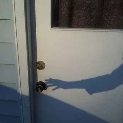 도둑이 들어오려는 모습