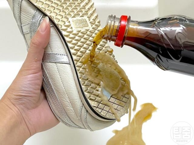 신발에 붙은 껌 떼는법 콜라