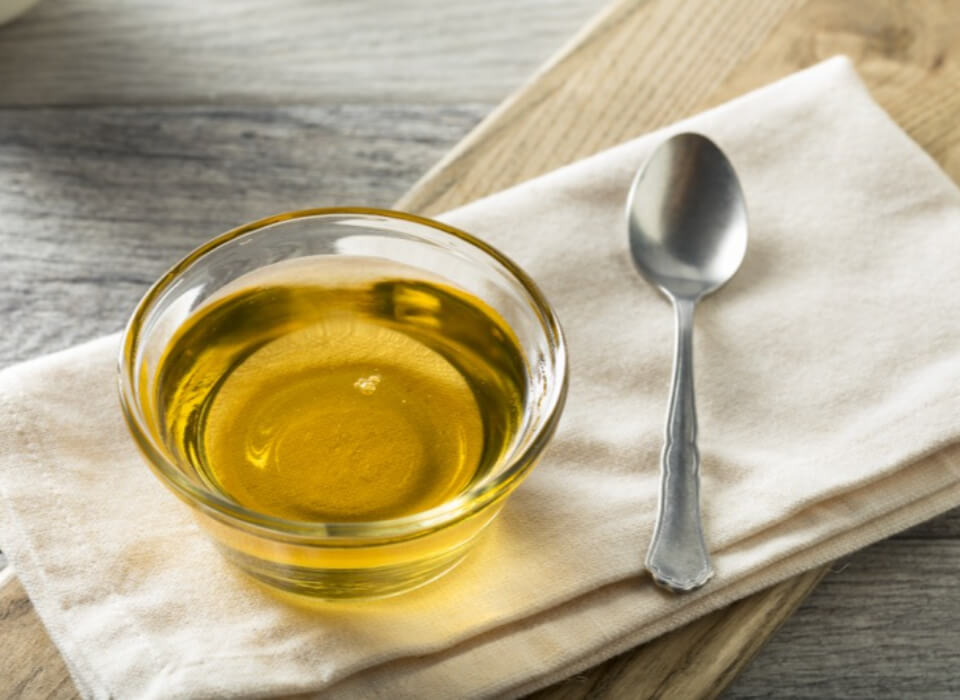 올리브유가 낮은 투명 그릇에 담겨 있는 사진