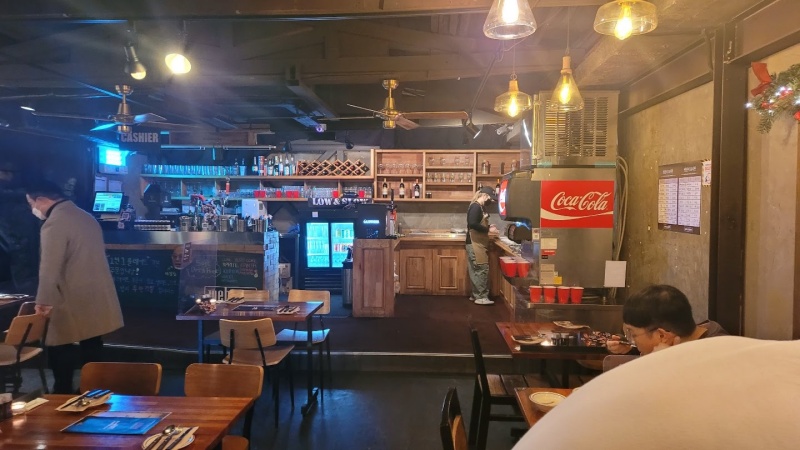 어두운인더스트리얼 분위기의 인테리어