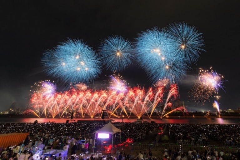 불꽃놀이 배경에 &lsquo;2025 포항국제불빛축제&rsquo; 텍스트가 포함된 썸네일