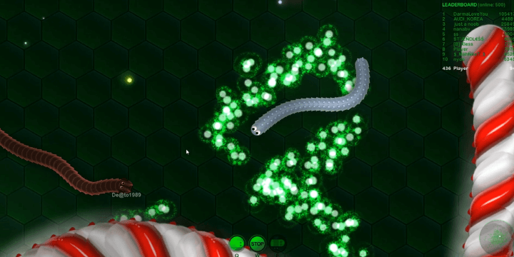 지렁이-키우기-게임하기-워맥시오(Wormax.io)-플레이-죽은-지렁이의-영양분을-먹는-화면