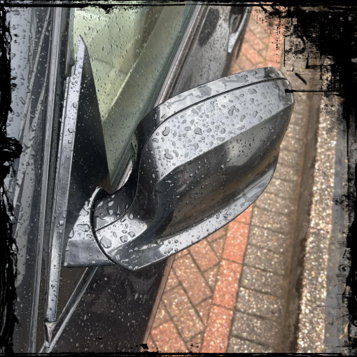 BMW X3 사이드미러가 반쯤 접힌 채 멈춰 있는 실제 고장 상황