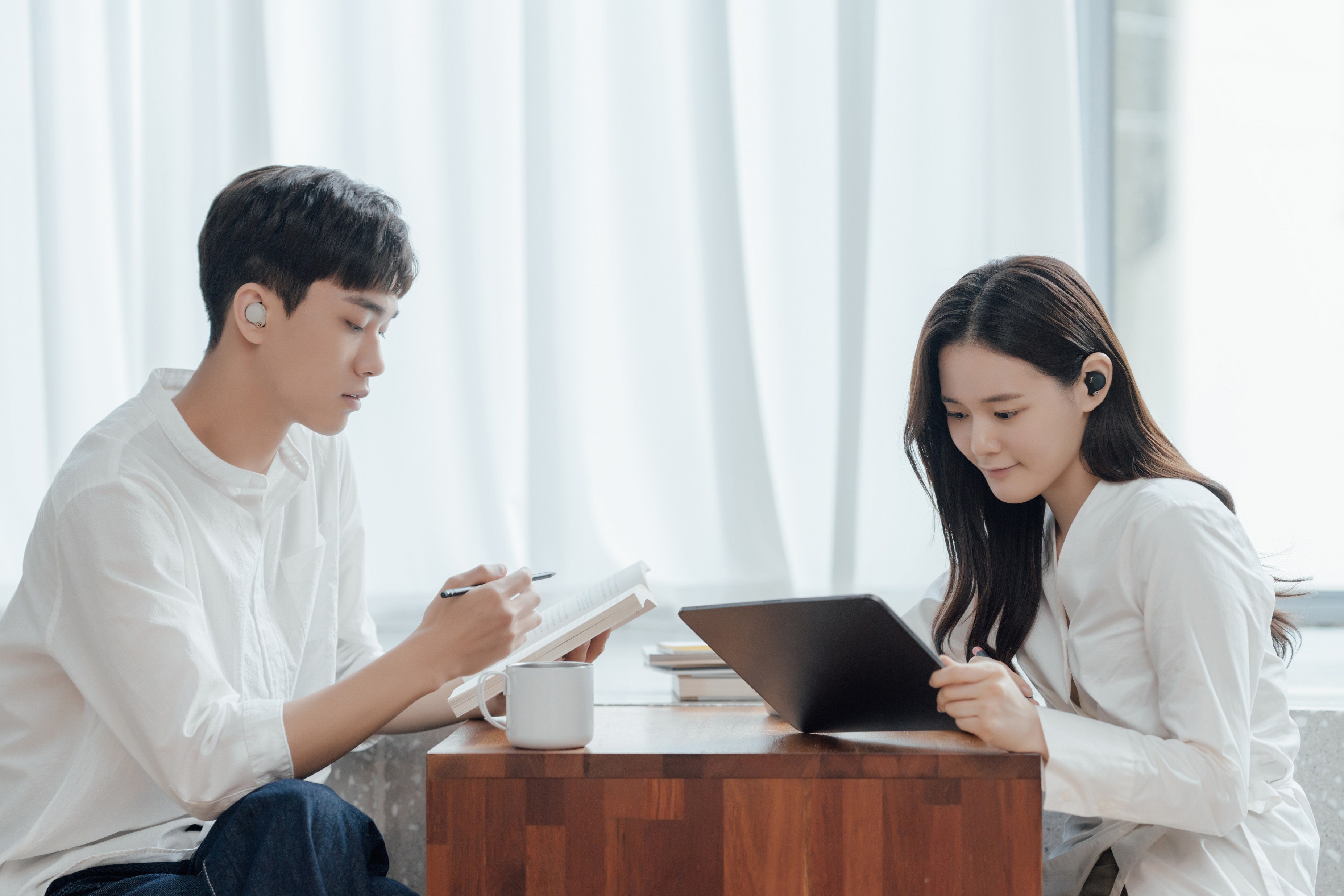 마주 앉아 공부를 하는 남자와 여자 