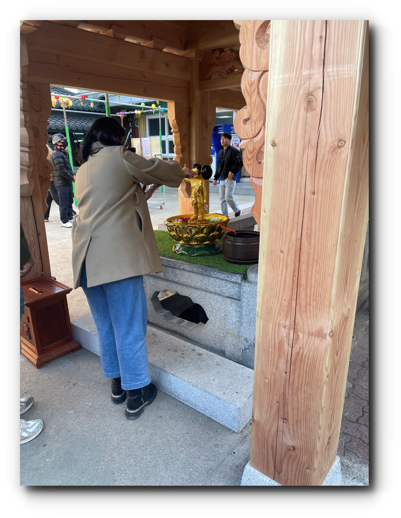 불상에-물을-주는-사람들