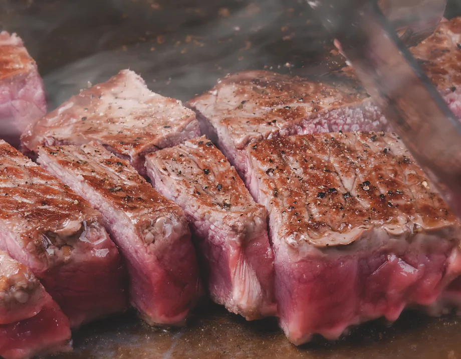 등심 고기를 익히는 모습