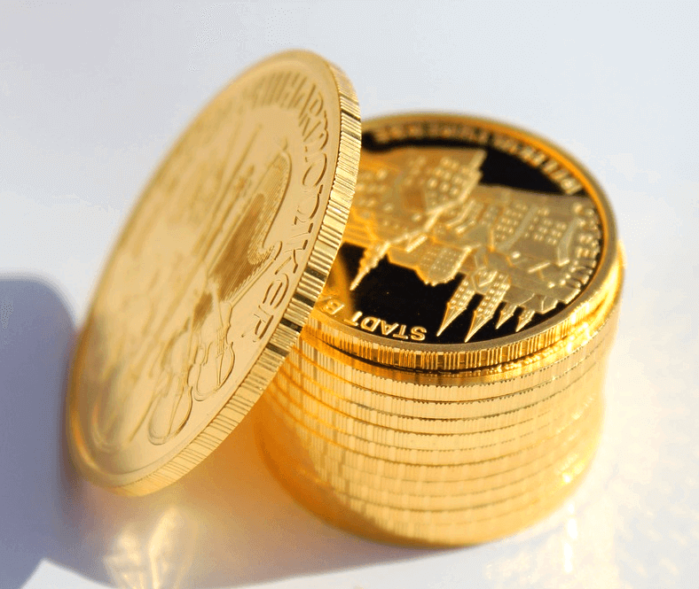 금화 동전이 여러개 쌓여있고 한 개는 비스듬히 기대있다.