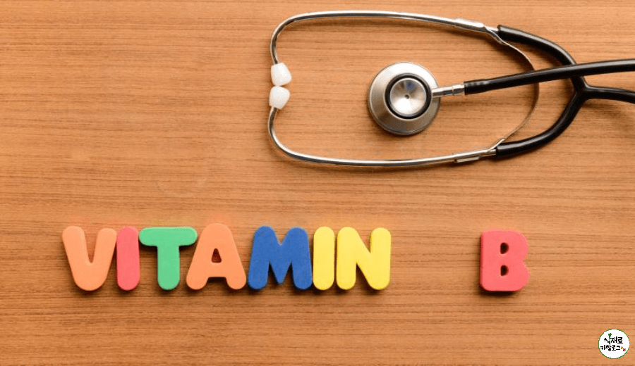 나무바닥에-청진기와-알록달록한-영어글자조각으로-비타민B라고-놓여져있다