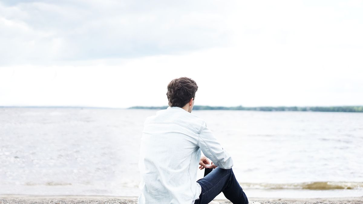 혼자 앉아 검사 이후 상황을 정리하며 생각하는 모습