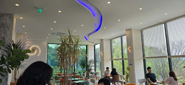 2층 카페 실내 좌석 공간