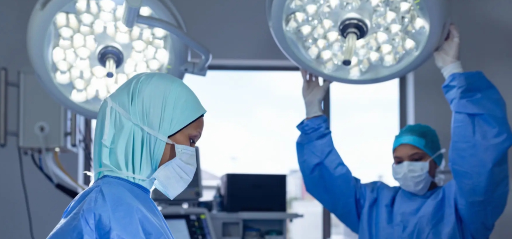 병원에서 수술을 준비하는 외과의사 모습