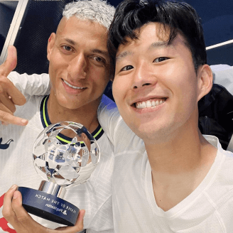 트로피를 받고 동료와 기뻐하는 손흥민