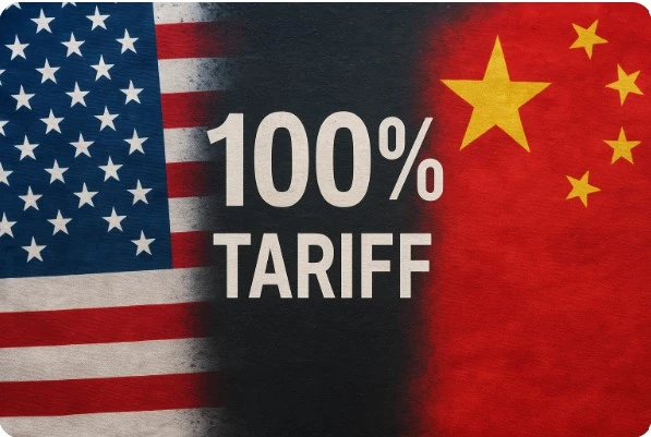 미국과 중국 국기가 나란히 배치되고 중앙에 &lsquo;100% 관세(Tariff)&rsquo; 문구가 적힌 장면, 미중 무역전쟁과 관세 갈등을 상징하는 이미지