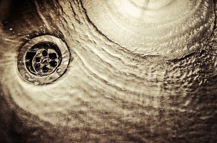 배수구에 물이 내려가는 모습