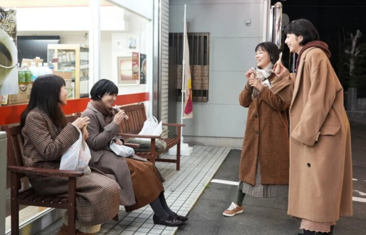 편의점-앞에서-과자먹으며-이야기나누는-4명의-친구들-브러쉬업라이프