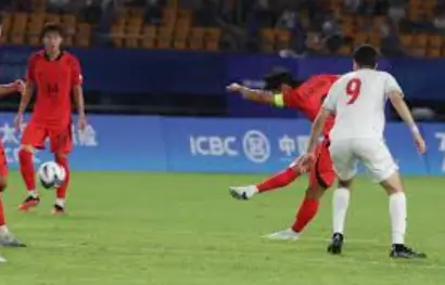 카타르 아시안컵- 붉은 유니폼을 입고 공을 세게 차는 대한민국 선수