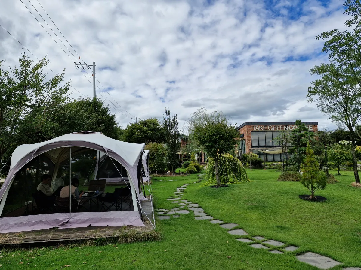 야외캠핑-분위기를-낼-수-있게-캠핌장도-설치해놨다