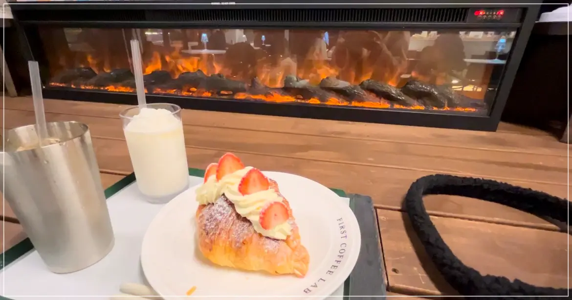 퍼스트커피랩-강남점-딸기-올려진-크로와상에-음료2잔-불멍-때리는-사진