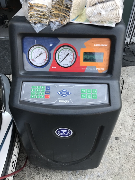 공임나라 에어컨 냉매 충전 장비와 차량 냉매 라인 연결 모습