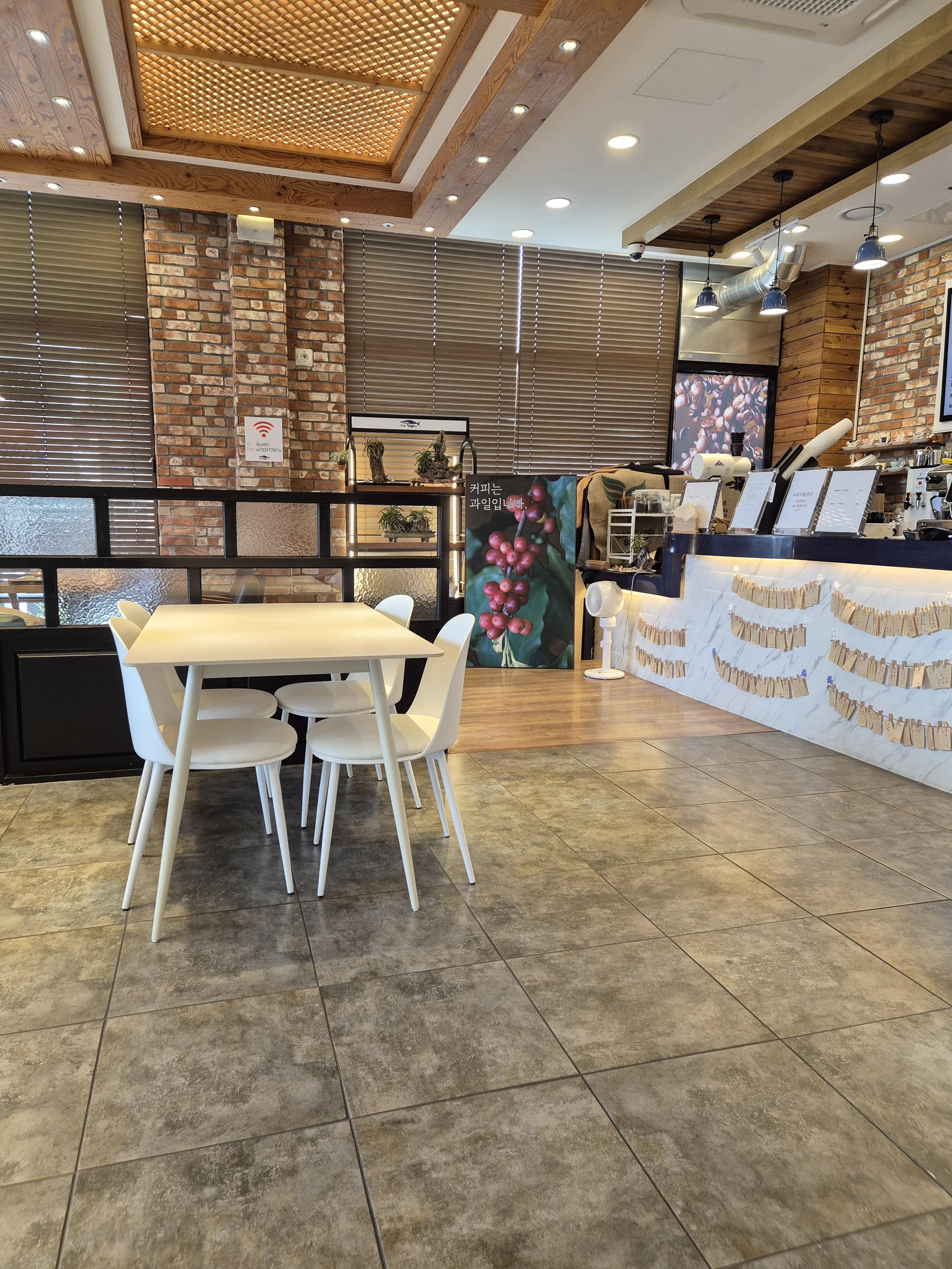 원내동 빙수 맛집 수호카페 실내 테이블