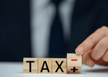 나무 블럭으로 만든 TAX 단어