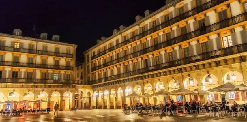 핀초포테가-열리고-있는-화려한-스페인의-밤거리-모습